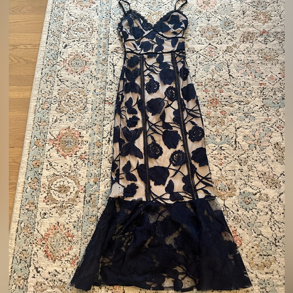 Lulu’s Navy & Tan Floral Lace Trumpet Maxi Dress | XS